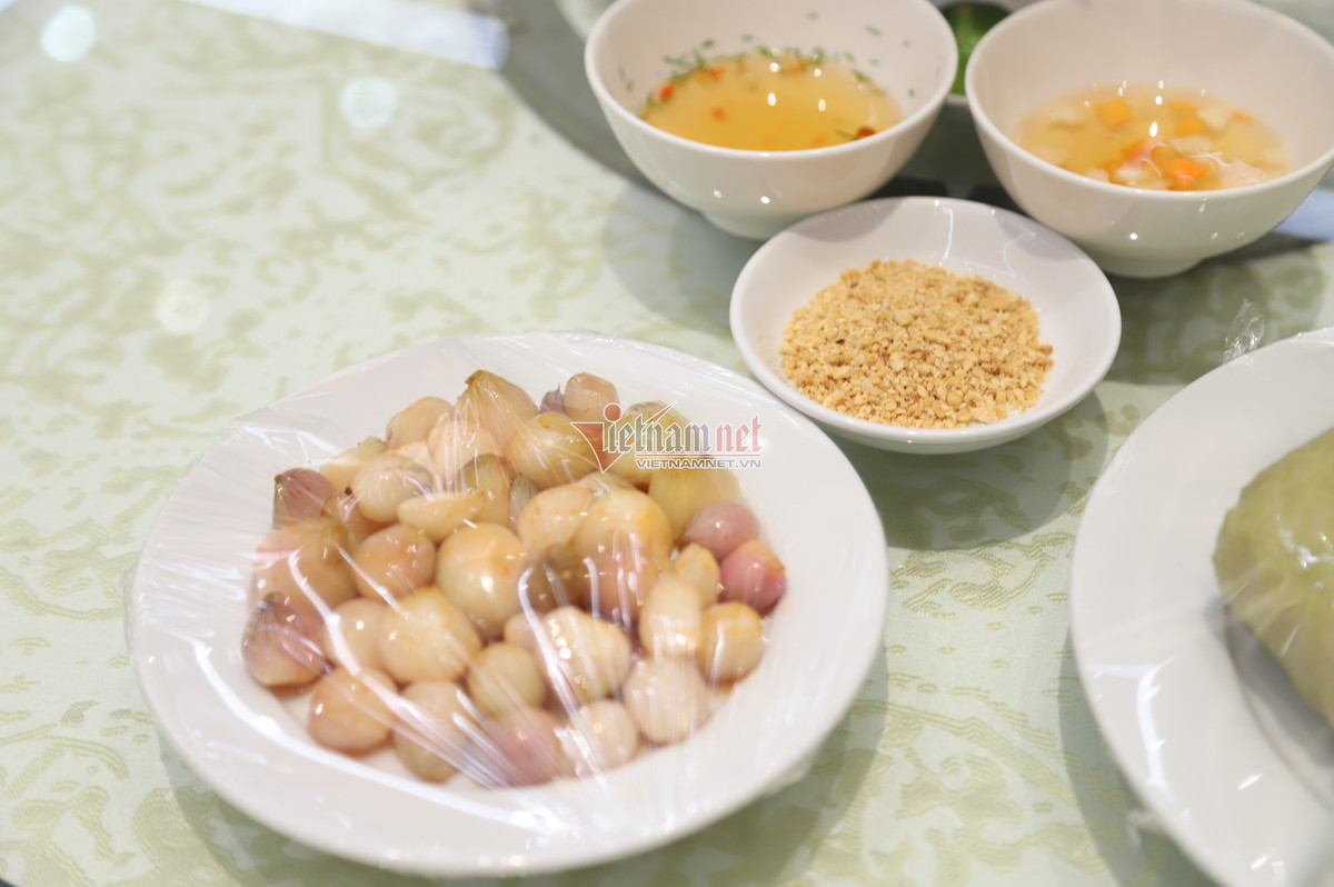 Hành muối ăn kèm bánh chưng là món ngon thường thấy trong bữa cơm ngày Tết. Ảnh: Vietnamnet.
