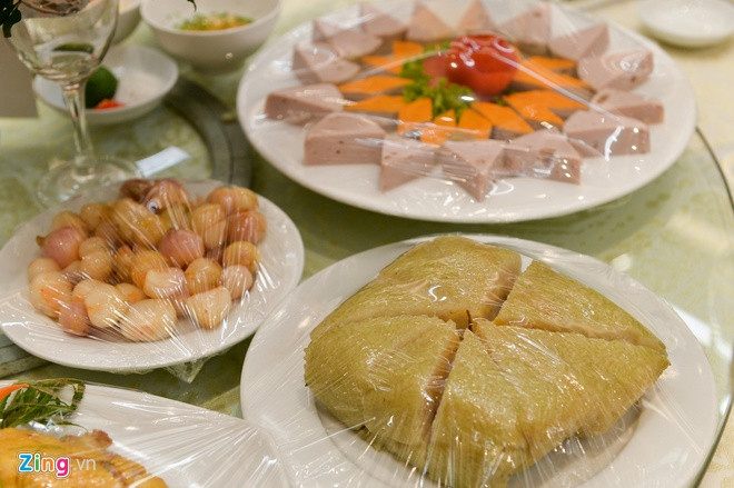 Ngoài ra còn có rau mầm đá chần chấm muối vừng, miến nấu lòng gà, canh măng sườn, cơm tám. Cuối cùng là bưởi da xanh tráng miệng. Ảnh: Zing.