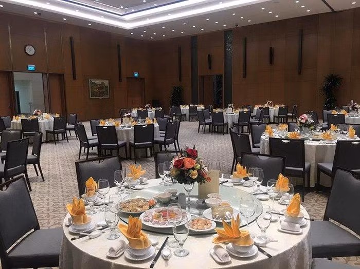 Món khai vị gồm có bánh tôm, nem rán, bánh khúc, bánh cuốn. Tiếp đến là các món: gà ri hấp lá chanh, cá tầm nướng, thịt nấu đông, giò lụa, chả quế, bánh chưng và dưa hành. Ảnh: Báo Giao thông.