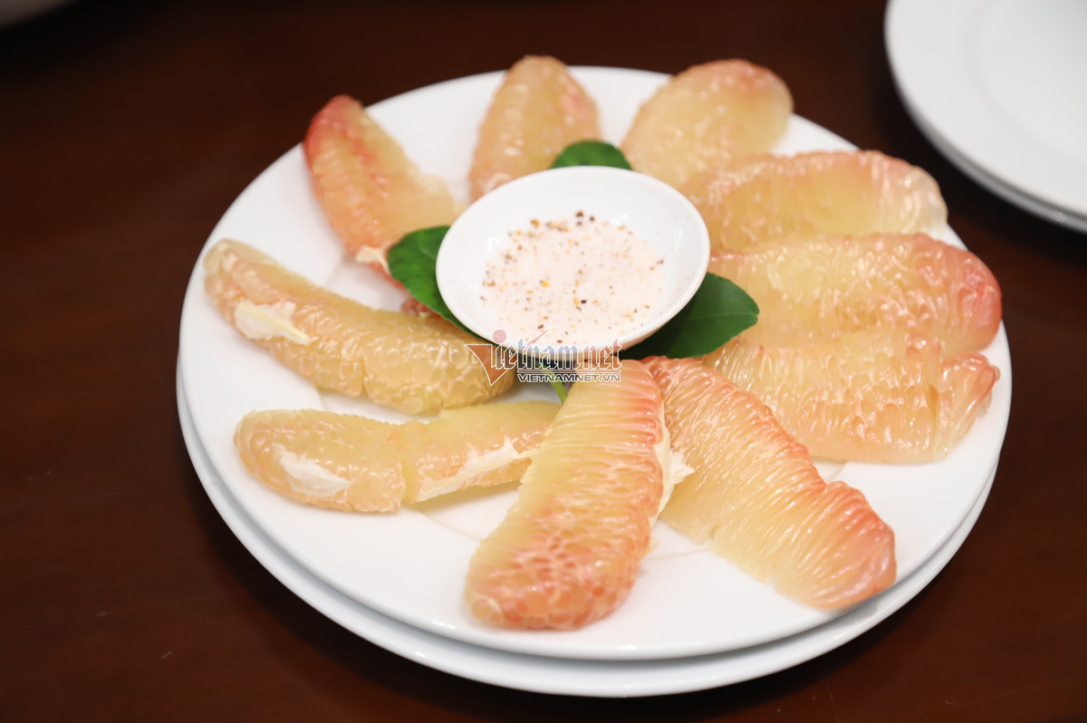 Các cầu thủ U22 Việt Nam và đội tuyển bóng đá nữ sẽ tráng miệng với bưởi da xanh. Ảnh: Vietnamnet. Video "Chế biến món ngon từ nấm đông cô". Nguồn: VTC.