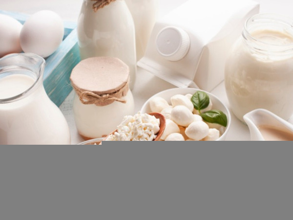 Các sản phẩm sữa ít béo: Nghiên cứu cho thấy rằng uống sữa ít béo và ăn sữa ít béo có thể làm giảm nồng độ axit uric và nguy cơ bị bệnh gút tấn công. Các protein được tìm thấy trong sữa thúc đẩy sự bài tiết axit uric trong nước tiểu, do đó kiểm soát tình trạng gút.