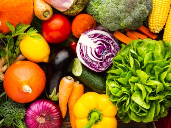 Rau củ: Ăn nhiều rau như bắp cải, bí, ớt chuông đỏ, củ cải đường...không chỉ giúp giảm các triệu chứng bệnh gút. Thêm khoai tây, đậu Hà Lan, nấm và cà tím trong chế độ ăn để kiểm soát bệnh gút tốt hơn.