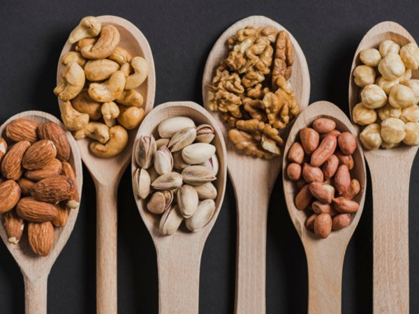 Các loại hạt: Theo nghiên cứu, người bệnh gút nên ăn hai muỗng hạt mỗi ngày. Các loại hạt có hàm lượng purin thấp bao gồm quả óc chó, hạnh nhân, hạt lanh và hạt điều.