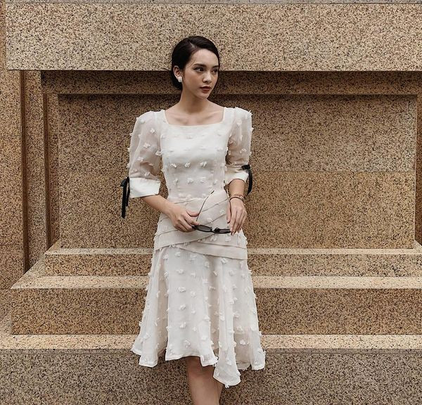 Cách ăn mặc của cô vừa hướng tới sự nữ tính vừa thanh lịch.