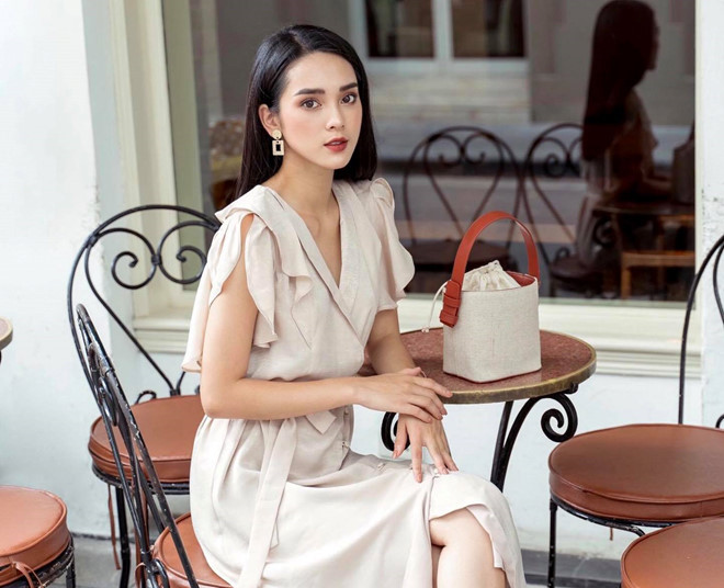 Không chỉ sở hữu nhan sắc ngọt ngào, Lương Quỳnh còn thu hút sự chú ý bởi phong cách thời trang sang chảnh, gợi cảm.