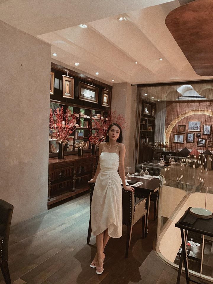 Người đẹp chọn chiếc đầm hai dây màu trắng cực xinh đi dự tiệc.