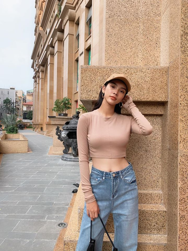 Khi xuống phố, cô nàng chọn áo croptop phối với quần jean vừa gợi cảm vừa cá tính.