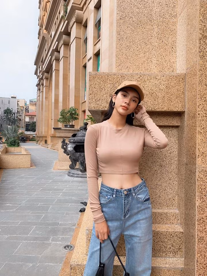 Khi xuống phố, cô nàng chọn áo croptop phối với quần jean vừa gợi cảm vừa cá tính.
