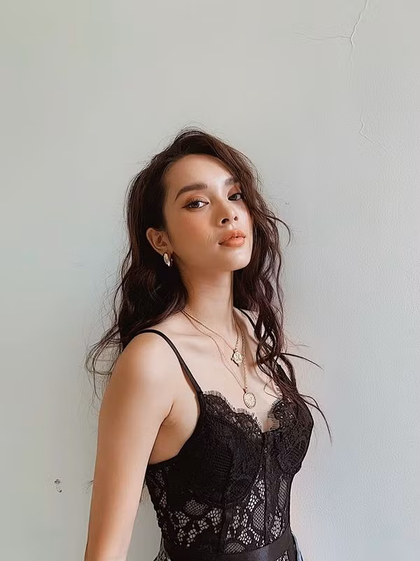 Mỹ nhân sinh năm 1995 mặc chiếc áo ren hai dây cực sexy.