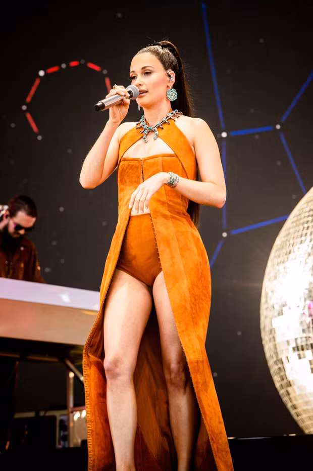 Cô mặc trang phục như thể đồ lót lên sân khấu.