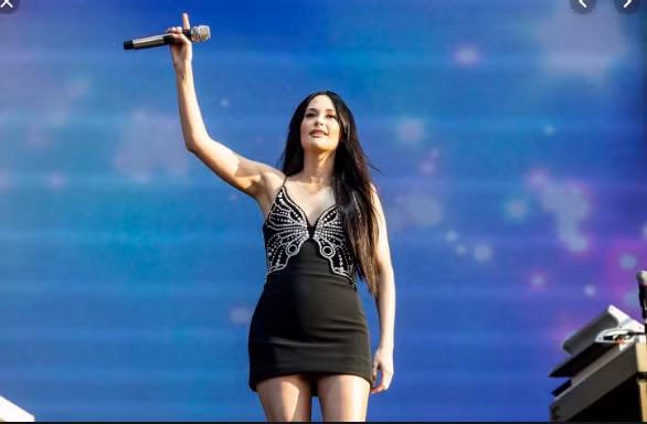 Nữ ca sĩ 31 tuổi không ít lần ăn mặc sexy gợi cảm, thậm chí gây bức xúc cho người nhìn.