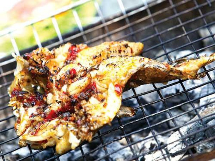 Phần độc nhất của cá đá chính là lớp vỏ dày bên ngoài, do đó khi chế biến đầu bếp rất cẩn thận để nó không dính vào thịt, làm lây lan chất độc. Sau khi loại bỏ lớp vỏ cứng như đá bên ngoài, mọi người sẽ tận hưởng được vị ngon của thịt cá.