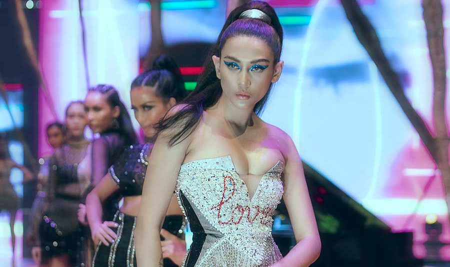 Trong show diễn thời trang của NTK Đỗ Long cuối tháng 6/2018, Võ Hoàng Yến gây choáng với trang phục bó sát như muốn "bức tử" vòng một, khiến cô gặp phải sự cố lộ ngực ngoài ý muốn.