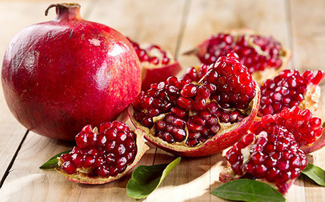 Lựu là loại quả rất giàu nước, vitamin, khoáng chất cần thiết cho cơ thể. Nhiều nghiên cứu cho thấy loại trái cây mọng nước này còn chứa nhiều chất chống oxy hóa và các thành phần chống viêm. Thường xuyên ăn lựu sẽ giúp bạn tăng cường sức đề kháng, ngăn ngừa lão hóa và ung thư.