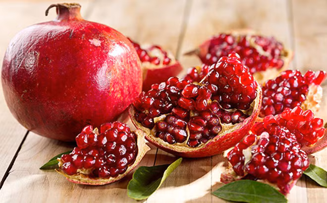 Lựu là loại quả rất giàu nước, vitamin, khoáng chất cần thiết cho cơ thể. Nhiều nghiên cứu cho thấy loại trái cây mọng nước này còn chứa nhiều chất chống oxy hóa và các thành phần chống viêm. Thường xuyên ăn lựu sẽ giúp bạn tăng cường sức đề kháng, ngăn ngừa lão hóa và ung thư.