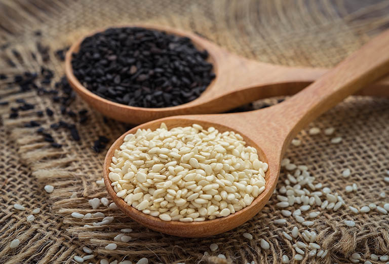 Hạt vừng cung cấp đủ lượng kẽm cần thiết cho cơ thể. Kẽm rất quan trọng để duy trì sức khỏe của da và tóc. Hơn nữa, kẽm giúp tạo thành collagen, ngăn ngừa hình thành nếp nhăn và chống lão hóa.