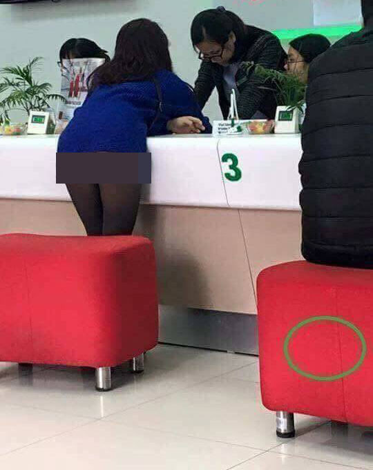 Các chị nên cẩn thận lúc đứng hoặc ngồi bởi chiếc quần tất có thể phản chủ nếu phối với váy ngắn.