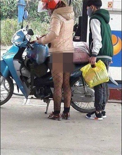 Hình ảnh mặc quần tất làm lộ các vùng nhạy cảm gây nhức mắt mọi người của một người phụ nữ tại cây xăng.