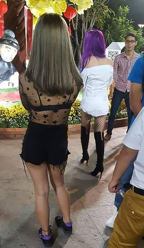 Tất lưới tuy hot và sexy thật đấy nhưng nó hoàn toàn không dễ chinh phục như quần tất mỏng thông thường.