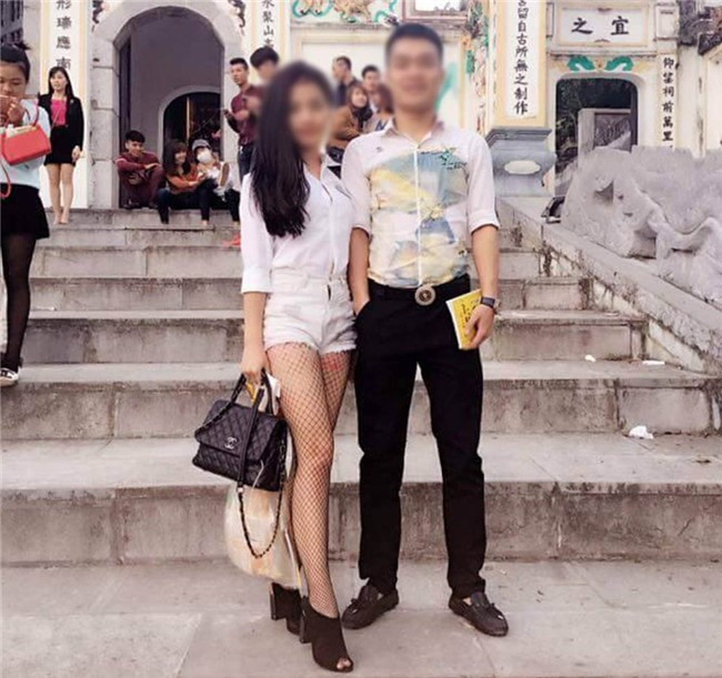 Cách mặc quần tất lưới với quần ngắn đi lễ chùa thực sự không thể chấp nhận được.