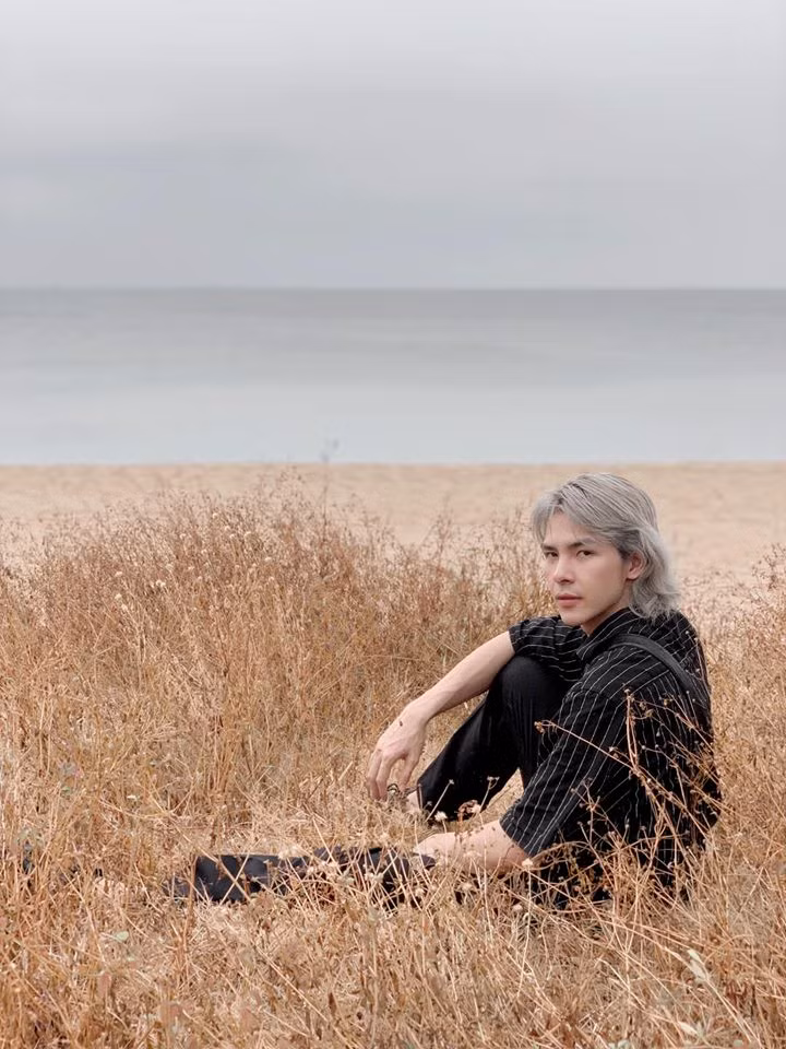 Vừa có tài lại vừa có cả "sắc", Denis sở hữu ngoại hình điển trai lẫn gu thời trang chất lừ khó lẫn.