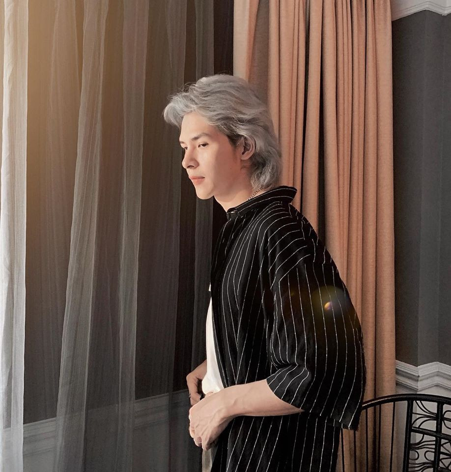 Mặc dù nhìn gương mặt có phần "ẻo lả" nhưng nếu thấy loạt hình body sáu múi của anh chàng, fan girl đều phải xuýt xoa. Ảnh: FBNV. Video "Bí quyết làm đẹp của sao Việt". Nguồn: VTC.