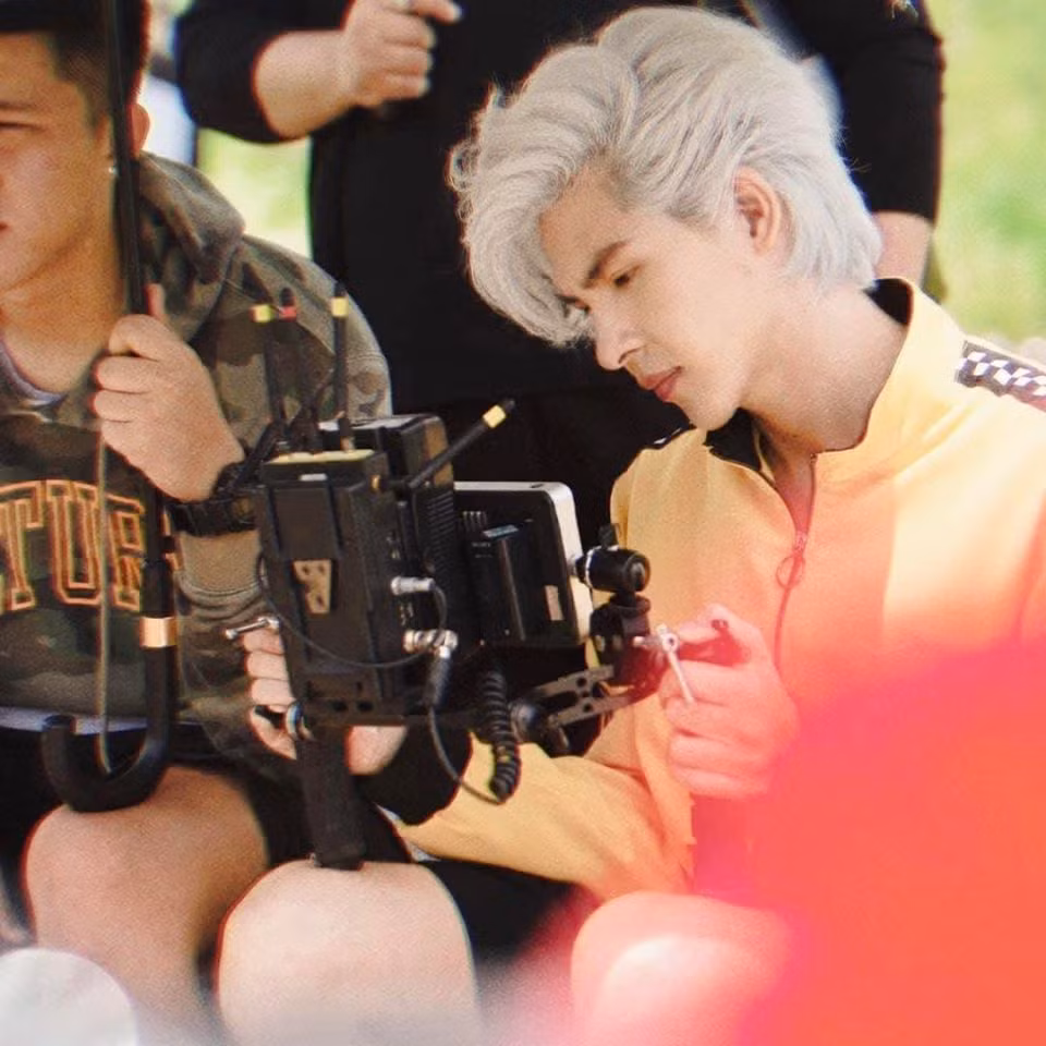 Vẻ đẹp điển trai như idol Hàn Quốc của Denis khiến nhiều cô gái mê mẩn.