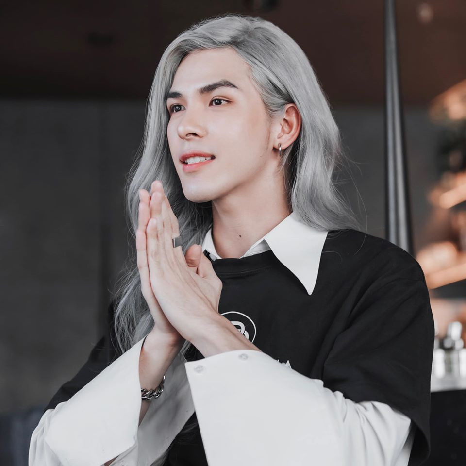 Phần tóc của anh chàng được tạo kiểu uống lượn sóng đầy cầu kỳ và vô cùng lãng tử.