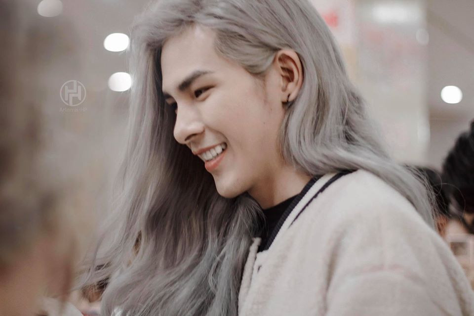 Trong MV Tự tâm, mái tóc dài nhuộm khói của Denis Đặng khiến nhiều người không khỏi thắc mắc là tóc giả hay thật.