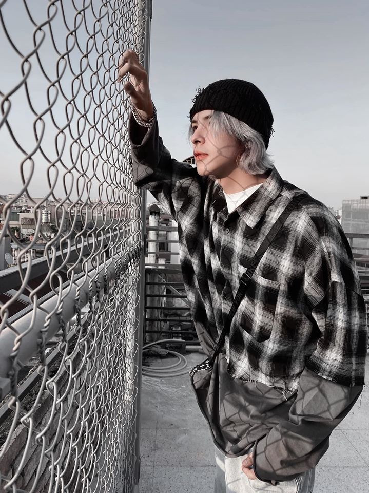 Trước đó, Denis cũng để kiểu tóc ngắn hơn một chút và nhuộm màu khói tạo cảm giác khuôn mặt thon dài, thanh thoát.