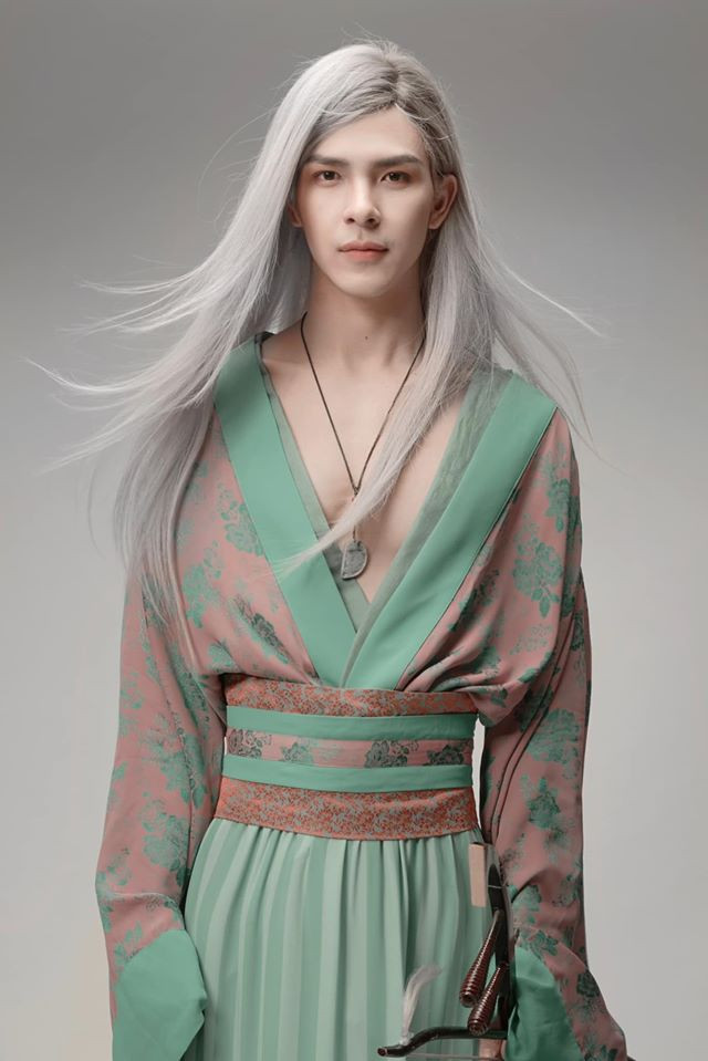 Anh chàng chọn cho mình nhuộm tóc màu khói trắng để làm tôn lên nước da sáng của mình.