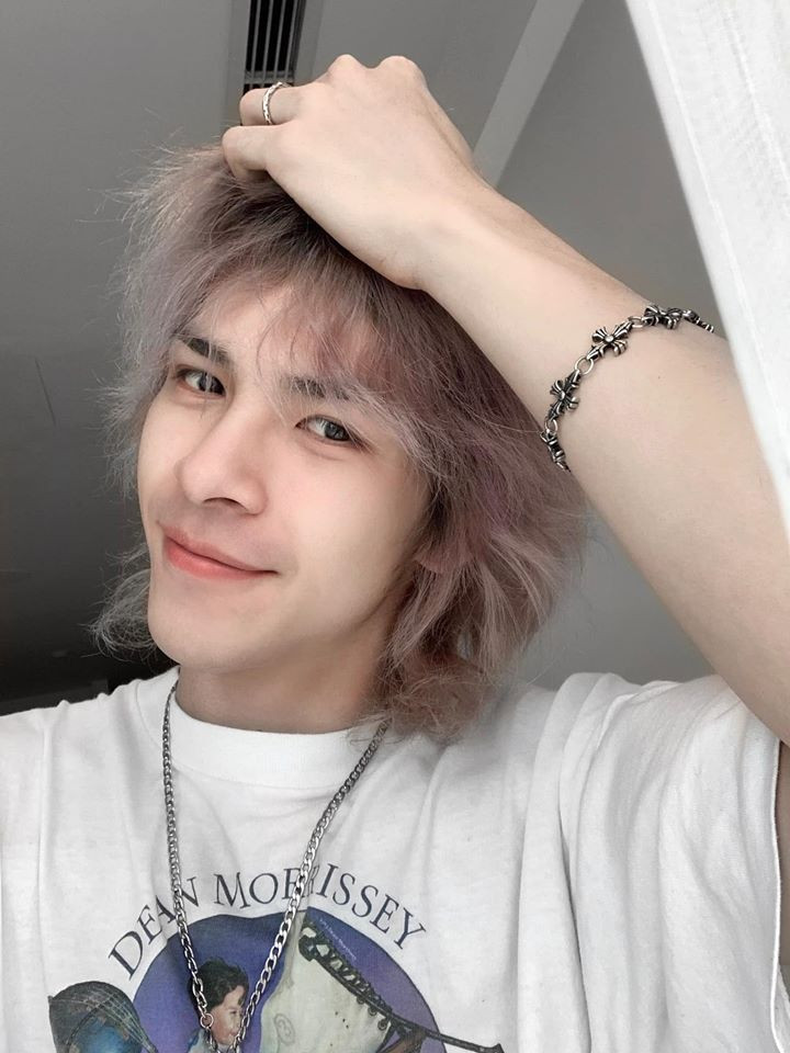 Đôi khi, anh chàng 26 tuổi này chơi trội khi nhuộm màu xám ánh hồng bồng bềnh.