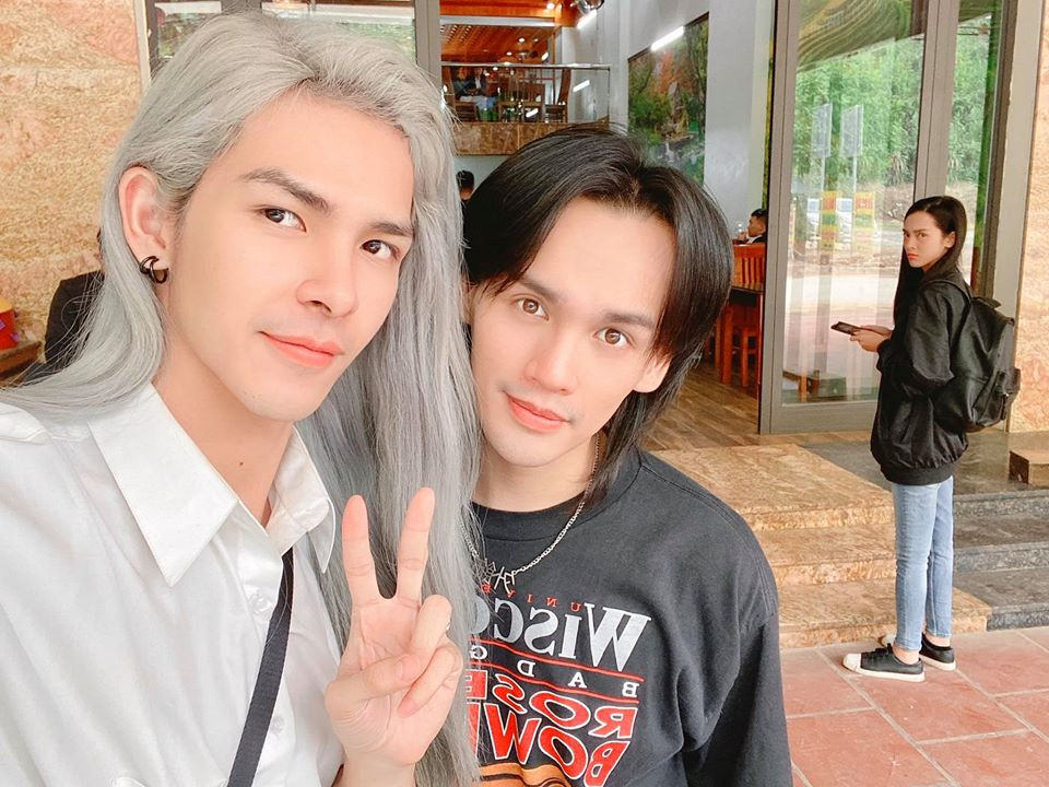 Phần tóc mái được anh chàng vuốt cao. Trong khi phần ngọn tóc được uốn cong một chút. Tất cả những yếu tố này đem đến cho anh chàng vẻ ma mị, cuốn hút vô cùng.