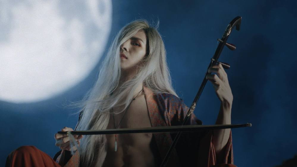 Nếu như Bạch Liên trong “Tự tâm” là một mỹ nam cổ trang với mái tóc dài màu khói óng mượt như suối, gương mặt thanh tú và toát ra loại khí chất ma mị, hút hồn thì Denis Đặng ngoài đời cũng sở hữu nhan sắc điển trai, làn da trắng mịn, body 6 múi, cơ bắp rắn rỏi khiến bất cứ cô gái nào cũng “đổ” ngay từ cái nhìn đầu tiên.