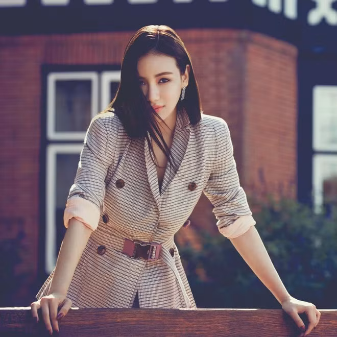 Chính vì vậy, cô tạo dựng được chỗ đứng của mình trong giới thời trang, lĩnh vực mà để tỏa sáng được, không chỉ cần tiền.