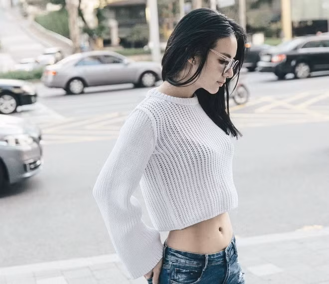 Kim Lim từng tiết lộ, cô thích dùng đồ của thương hiệu Christian Louboutin và Chanel. Bà mẹ một con từng chia sẻ, đôi lúc cô cảm thấy tội lỗi vì đã mua sắm quá nhiều và đang cố gắng cắt giảm ham muốn ấy vì bố cô là một người khiêm tốn.