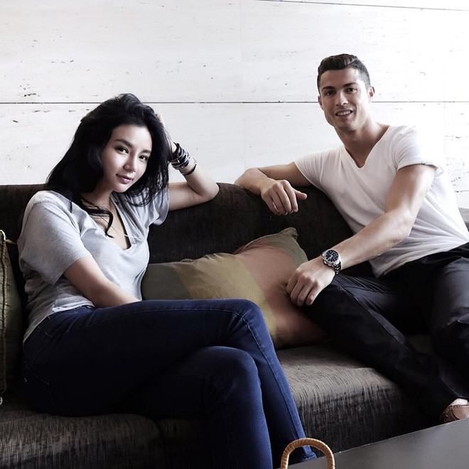 Sở hữu nhan sắc xinh đẹp, có phong cách thời trang riêng, Kim Lim thường được mời chụp ảnh thời trang, lên bìa tạp chí hay tham dự các sự kiện quan trọng của các thương hiệu thời trang danh tiếng.