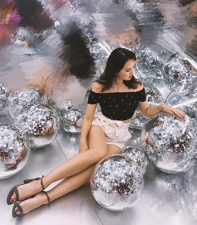 Đời thường Annabel Yao chuộng phong cách thời trang năng động. Trang phục yêu thích của cô là áo trễ vai.