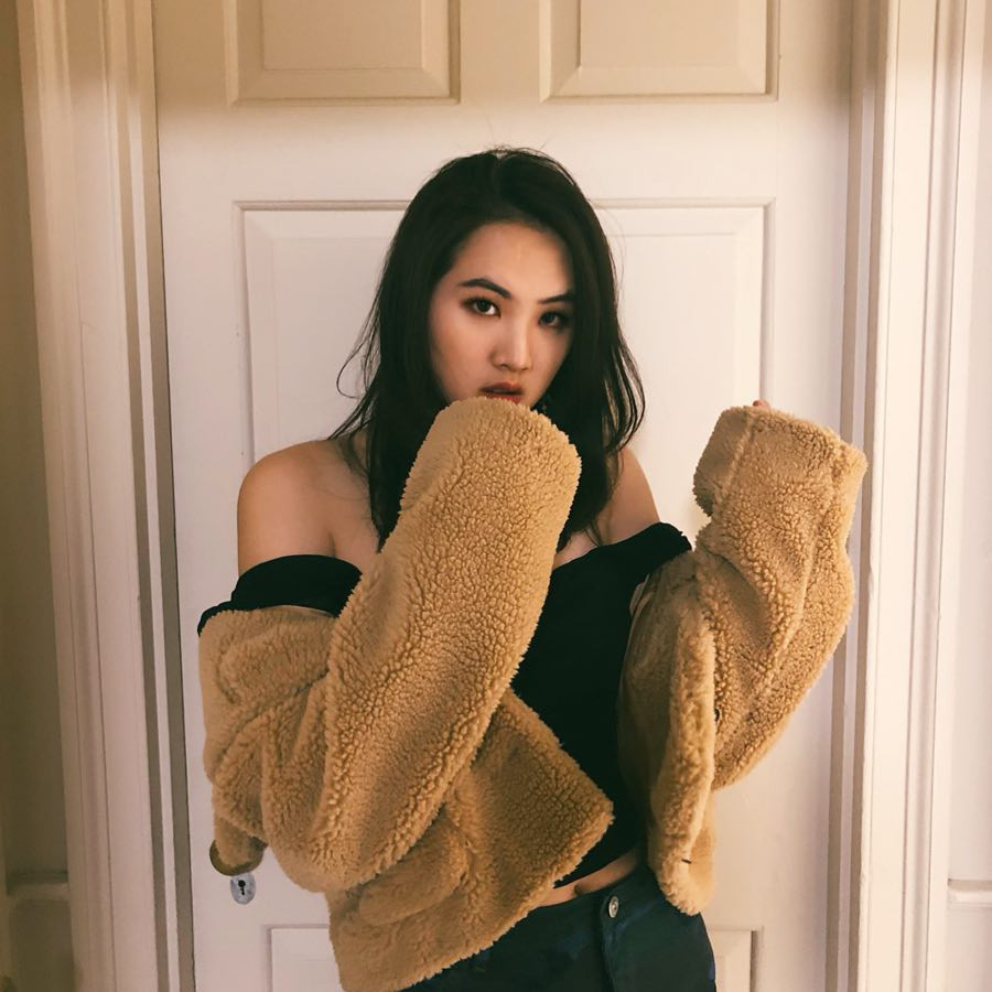 Annabel thường phối áo trễ vai với quần short, quần ống rộng, chân váy...