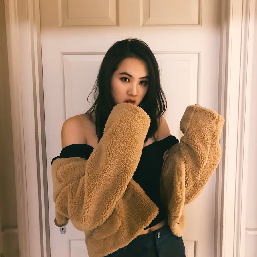 Annabel thường phối áo trễ vai với quần short, quần ống rộng, chân váy...