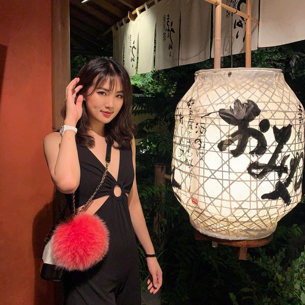 Trên Sohu, Annabel Yao chia sẻ thích trang phục đơn sắc, nhất là màu đen và trắng.