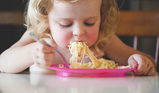 Cach an mi tom de tre em khong bi thieu chat dinh duong