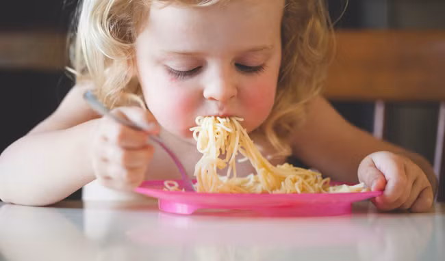 Cach an mi tom de tre em khong bi thieu chat dinh duong