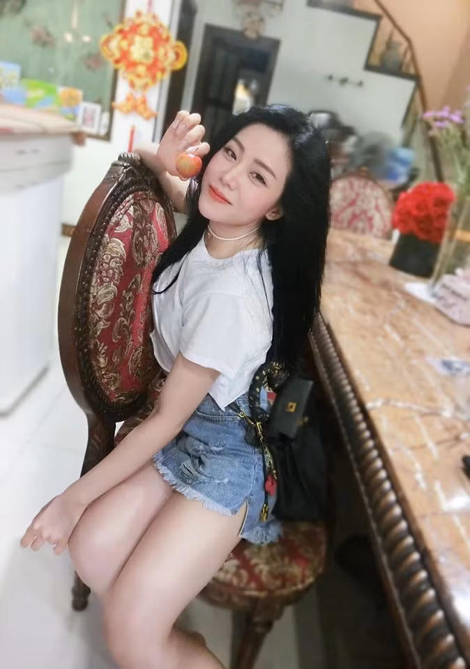 Áo phông và quần short là hai trang phục không thể thiếu trong tủ đồ của Ông Thoại Liên.