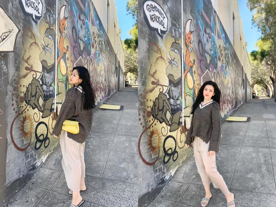 Đôi khi đi chơi, cô nàng cũng ăn mặc cực kỳ giản dị và cá tính. Ảnh: FBNV. Video "Minh Hằng chia sẻ về phong cách thời trang". Nguồn: VTC.