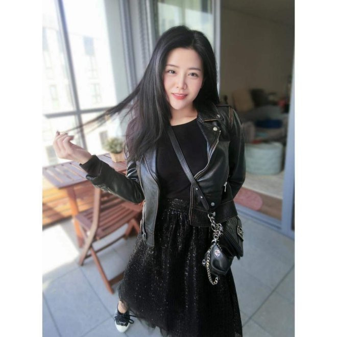 Cô nàng đặc biệt yêu thích màu đen nên thường xuyên diện cả bộ đồ ton sur ton từ đầu đến chân.