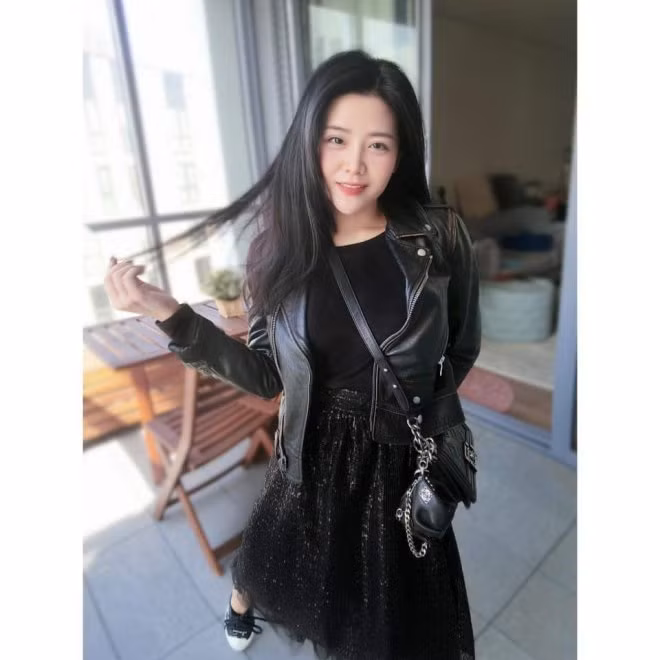 Cô nàng đặc biệt yêu thích màu đen nên thường xuyên diện cả bộ đồ ton sur ton từ đầu đến chân.