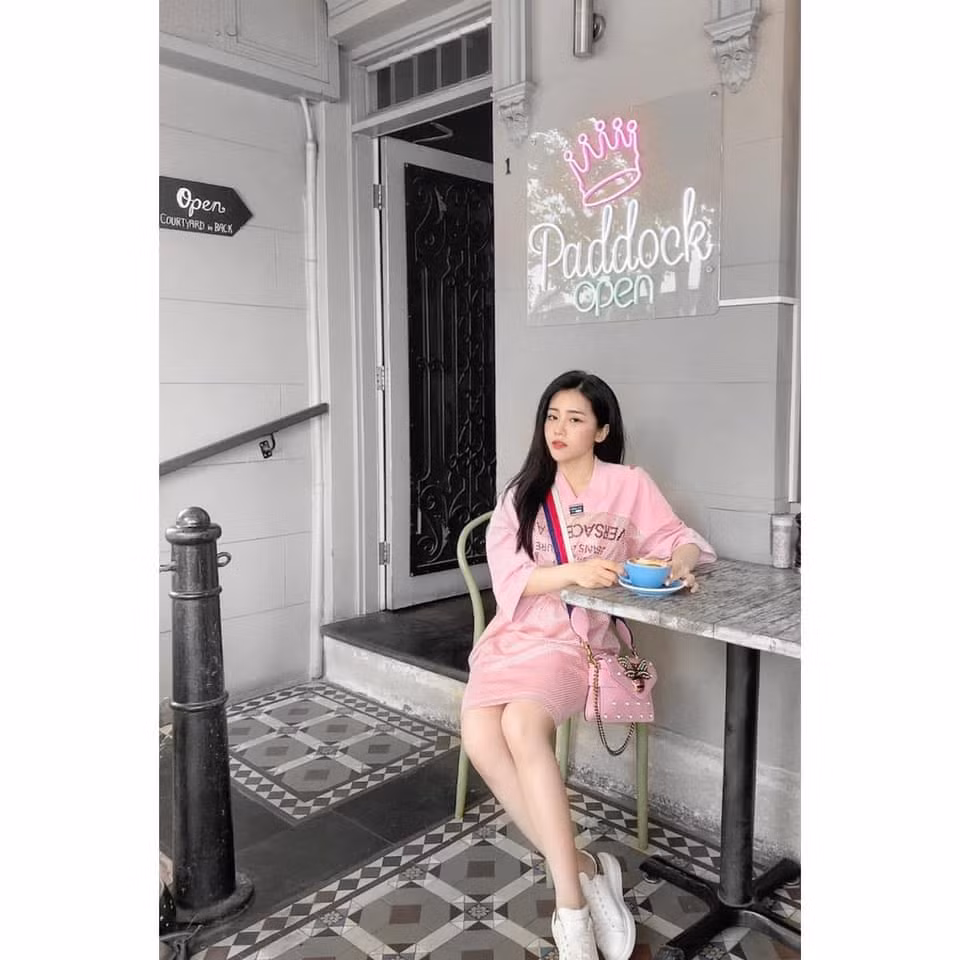 Khi thì em gái Ông Cao Thắng dịu dàng, nữ tính với váy hồng và túi xách cùng tông điệu đà.