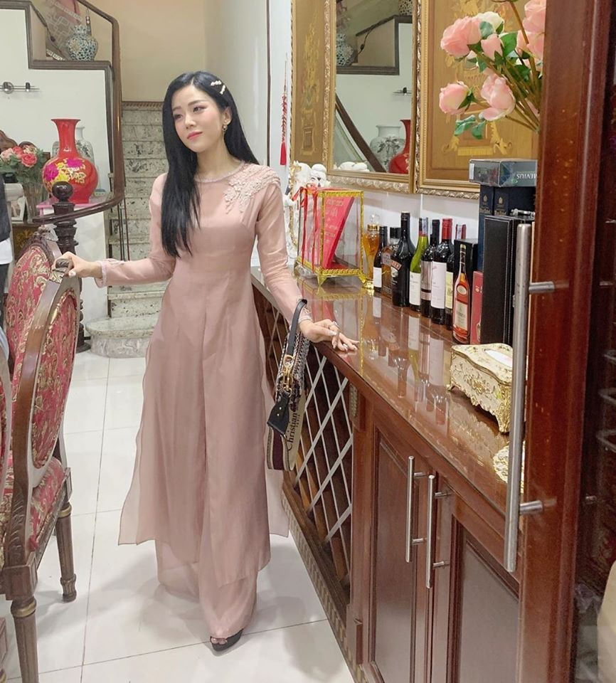 Xuất hiện trong đám cưới anh trai, Ông Thoại Liên diện trang phục áo dài màu hồng nhã nhặn, trẻ trung khoe nhan sắc xinh đẹp, đằm thắm.