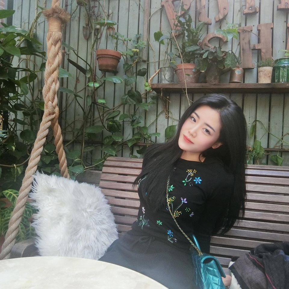 Trang phục màu đen chiếm ưu thế trong tủ đồ của cô nàng.